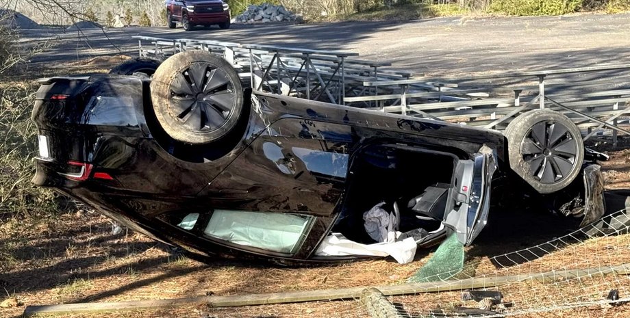 розбита тесла, Tesla Model 3, електромобіль Tesla, автопілот Tesla