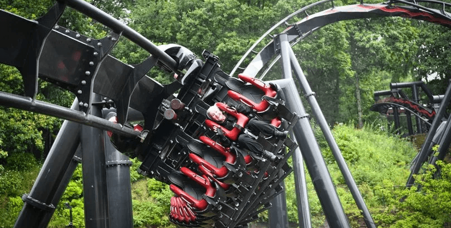 Пенсионерка проверяет американские горки, проверка аттракционов, парк развлечений, любительница адреналина