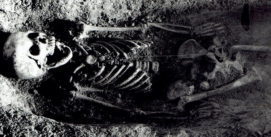 скелет, могила, дівчинка, фото