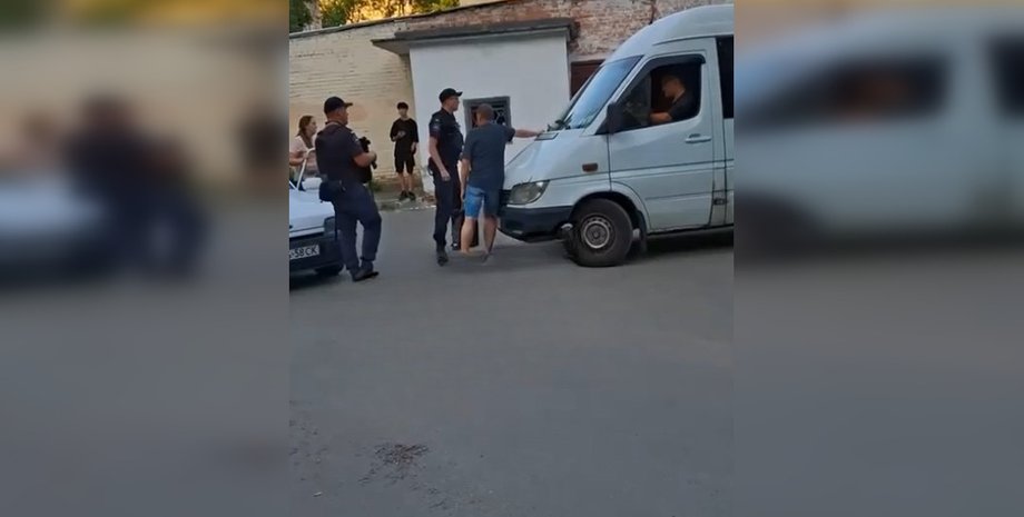 У мережі з'явилось відео з атакою полтавців на бус ТЦК, а Полтавський військкомат повідомив, що через сутичку мобілізовані пішли в СЗЧ