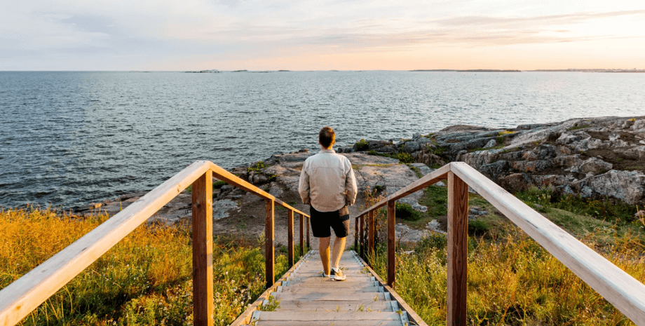 Мужчина у озера на природе