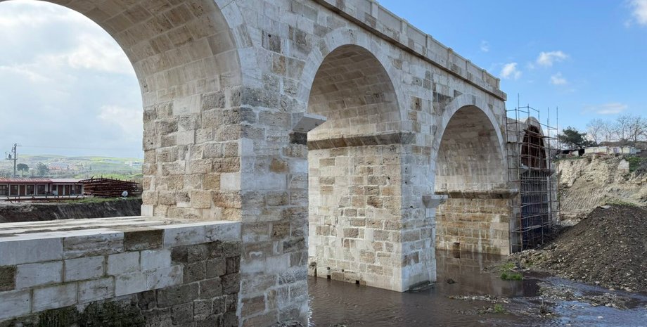 У Ладіокеї відновили римський міст