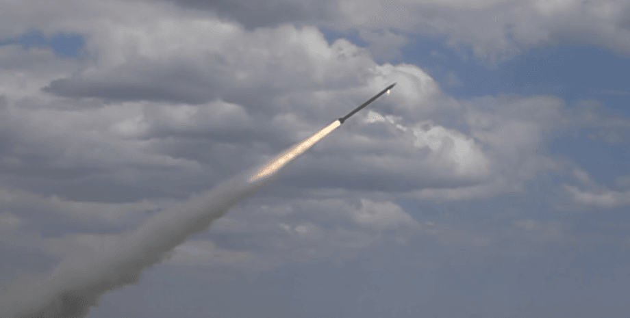 Рятувальники ліквідують пожежу. пожежа в Одесі,