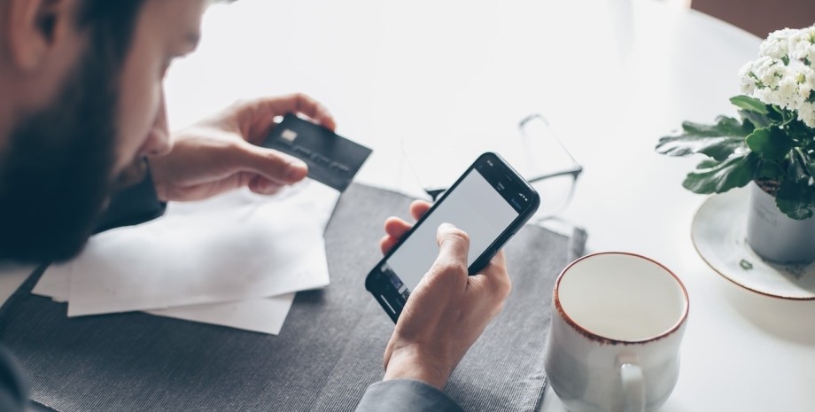 Мужчина со смартфоном смартфон, телефон, гаджет