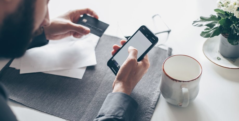 клиент банка, смартфон, мобильный банкинг