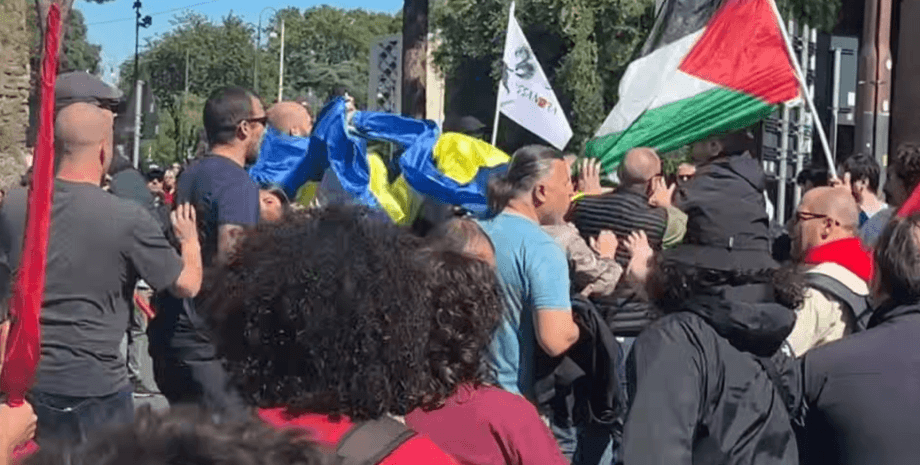 напад на українців українські прапори