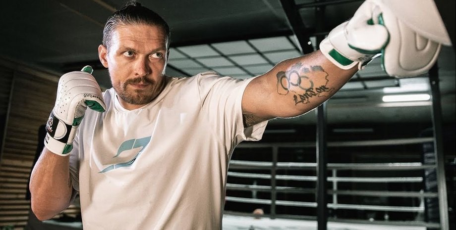 Олександр Усик тренується в залі з гирями