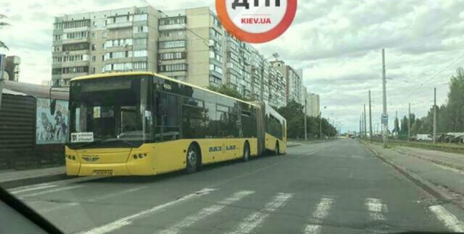 В Киеве автобус развалился на части