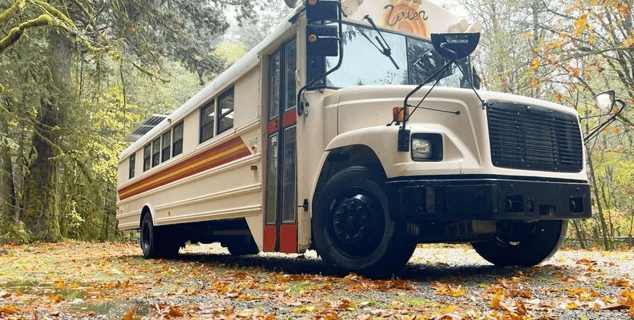 Старый автобус, дом на колесах, уютное жилье, транспортное средство, школьный автобус, ремонт, необычный дом