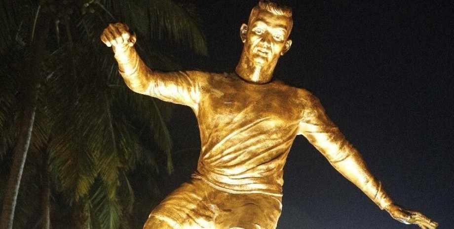Криштиану Роналду, статуя футболисту в Индии