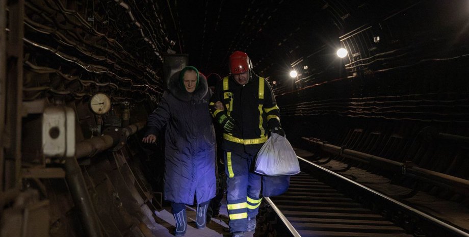 Спасатели помогают киевлянам в метро
