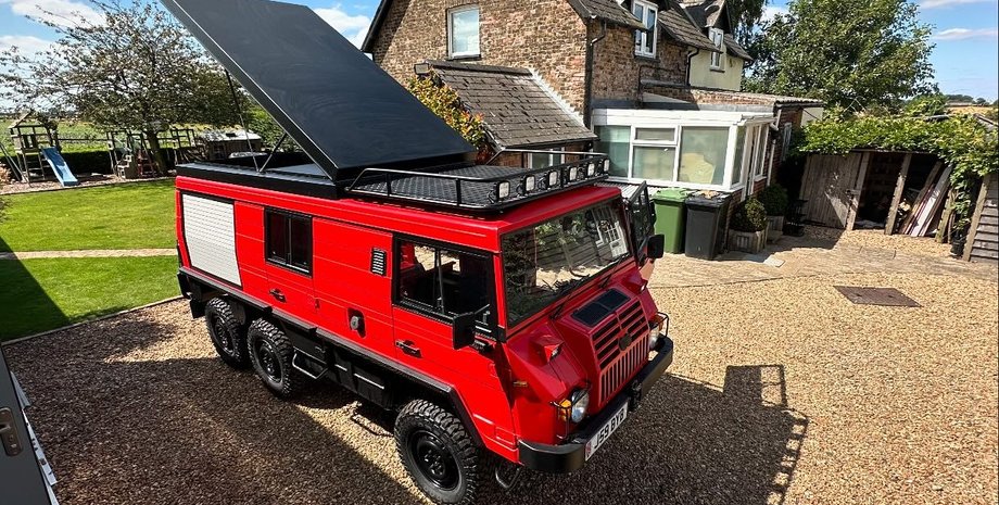 Подружня пара Джон та Джесс з Великої Британії перетворила пожежну машину на будинок на колесах