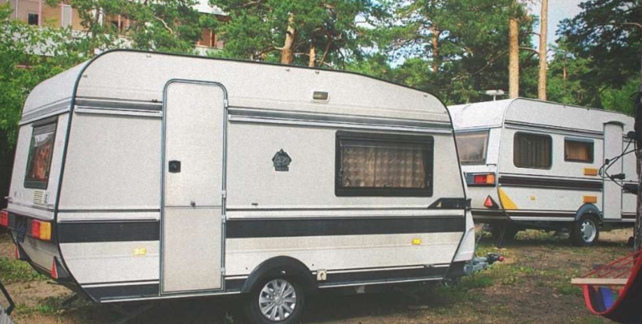 Фургон, дом на колесах, мужчина путешествует в фургоне, кемпинг, живет в фургоне,