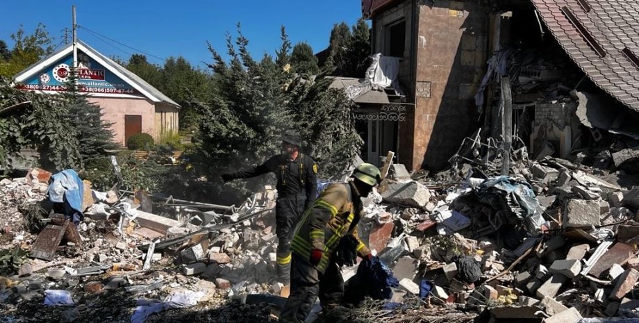 Бахмут обстріл готель руйнування жертви атака ЗС РФ окупанти рятувальники