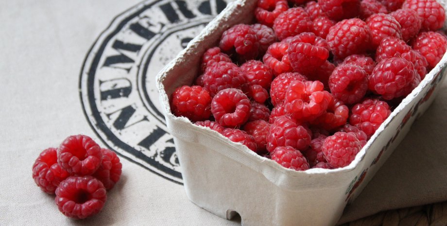 В сети показали кадры из магазина, в котором свежая малина продается по 1500 грн на килограмм