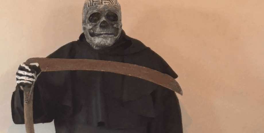 Похороны, костюм смерти, костюм жнеца, сдержал обещание, друзья, смерть с косой, подруга с юмором,