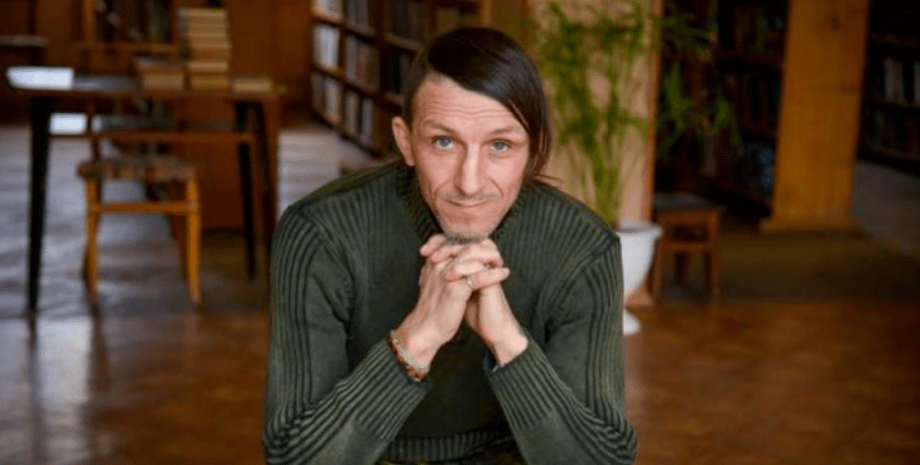Володимир Вакуленко Володимир Вакуленко, стільці, книги, вазон