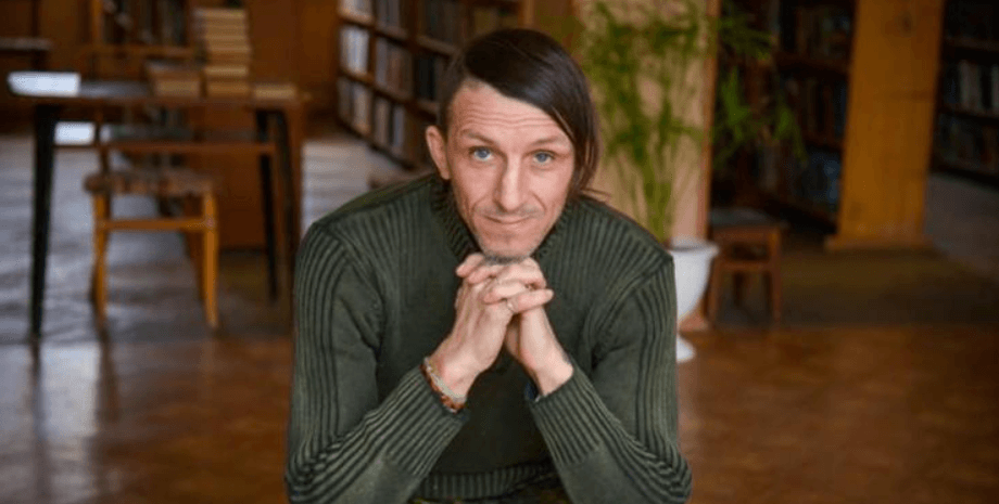 Владимир Вакуленко, стулья, книги, вазон