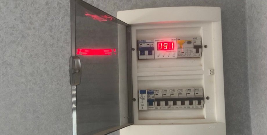 Низьку напругу демонструє електричний щит у будинку