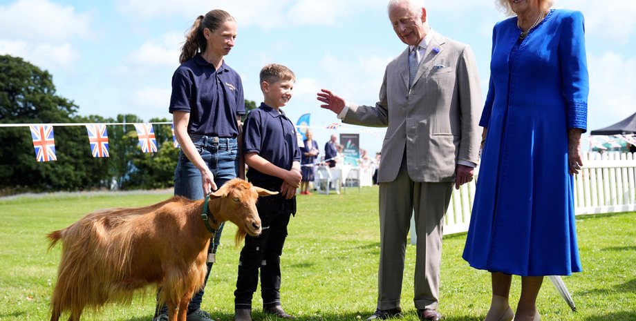 Чарльз ІІІ, королева Камилла, коза, мальчик, женщина