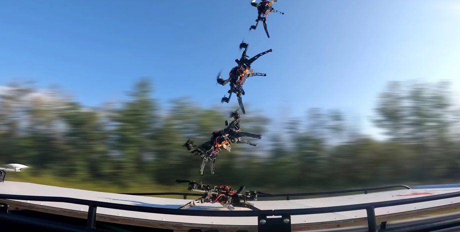 БПЛА DART приземляється на дах автомобіля