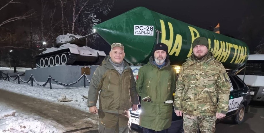 Росіяни з "Сарматмобілем" Росія, війна, Сармат, ДТП, автомобіль, фото