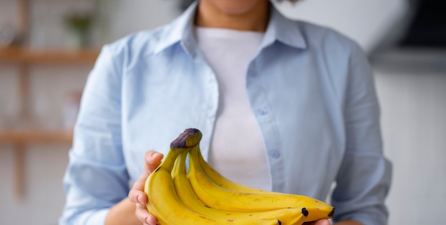 Девушка держит бананы