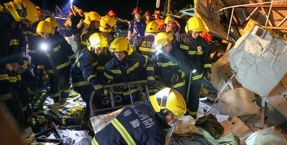 Рятувальники розбирають завал