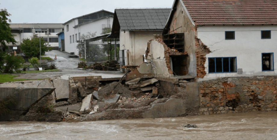 последствия наводнения в Словении, разрушенные дома