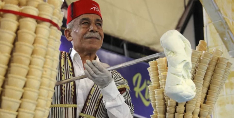 Продавець морозива у Туреччині Продавець зненацька засунув туристці ріжок морозива під сорочку