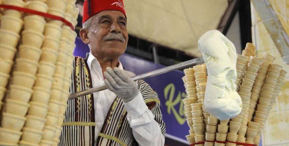 Продавец неожиданно засунул туристке рожок мороженого под рубашку