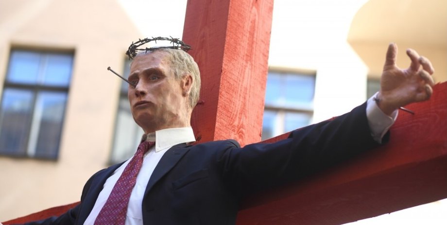 "Распятый Путин" / Фото: Delfi.lv