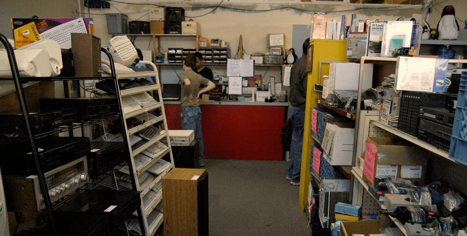 Комісійний магазин у США з уживаною електронікою та полицями з технікою в США