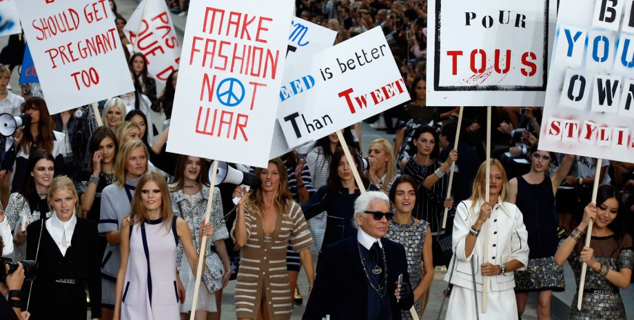 Показ Chanel на неделе моды в Париже превратился в демонстрацию гламурных борцов за права женщин / Фото: АР