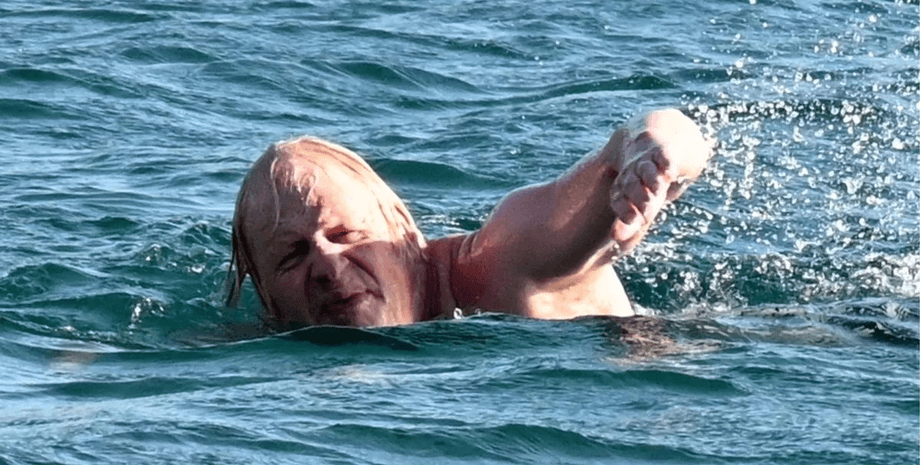 Коктейли, плавание и солнце: СМИ обнаружили, где проводит отпуск Борис Джонсон с семьей