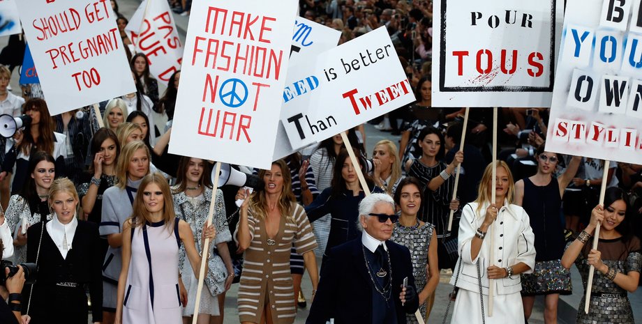 Показ Chanel на неделе моды в Париже превратился в демонстрацию гламурных борцов за права женщин / Фото: АР