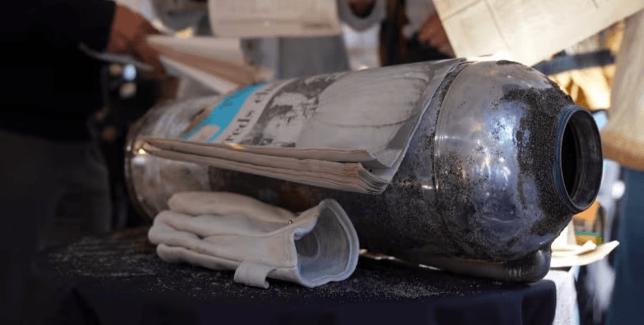 Капсула времени, находка, необычная находка, ремонт дома, нашли в стенах дома, нашли капсулу времени, игральная карточка