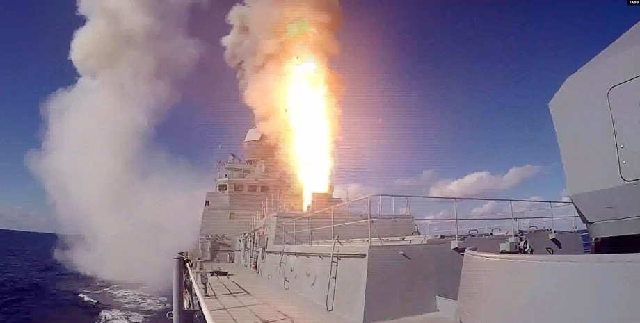 Пуск ракет "Калибр" с российского корабля