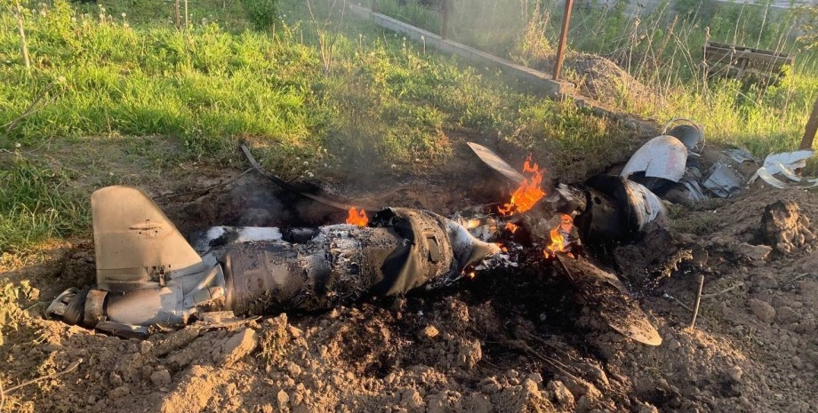 Обломки ракеты Киев, обстрелы городов Украины, ракетный удар, Киевская область, Андрей Небытов, обломки ракет