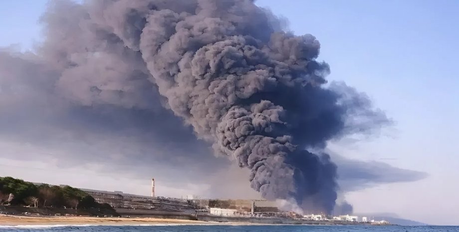 фото стовпа диму над Туапсе після удару дронів оп резервуарах