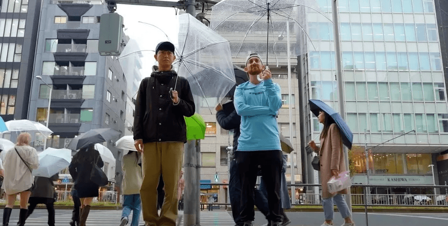 Чоловік працює другом на час, друг на час, нічого не робить і отримує гроші, робота, незвичайна робота, робота з людьми, блогер