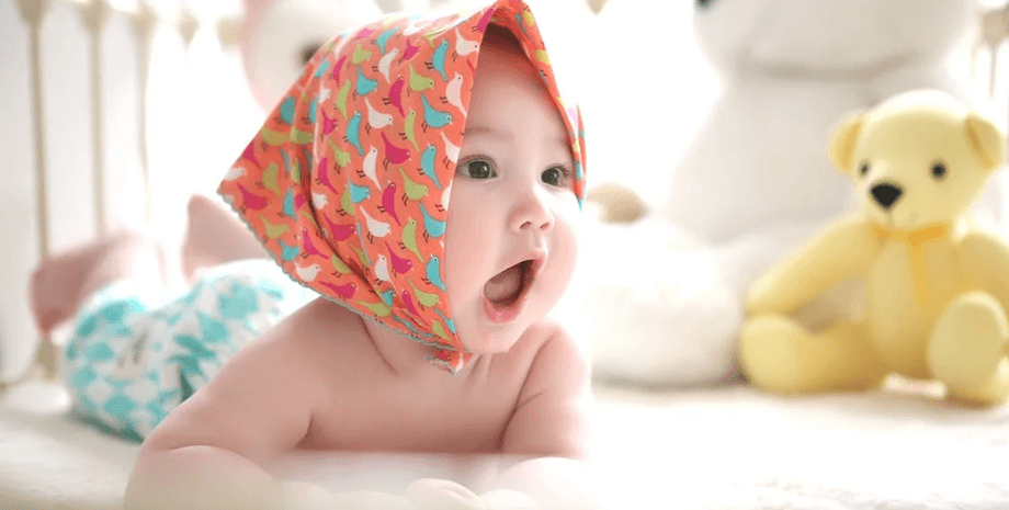 Ребенок, скандал в ресторане, мать поменяла подгузник малышу прямо за столом, посетители ресторана остались недовольны, переодевала малыша за обеденным столом