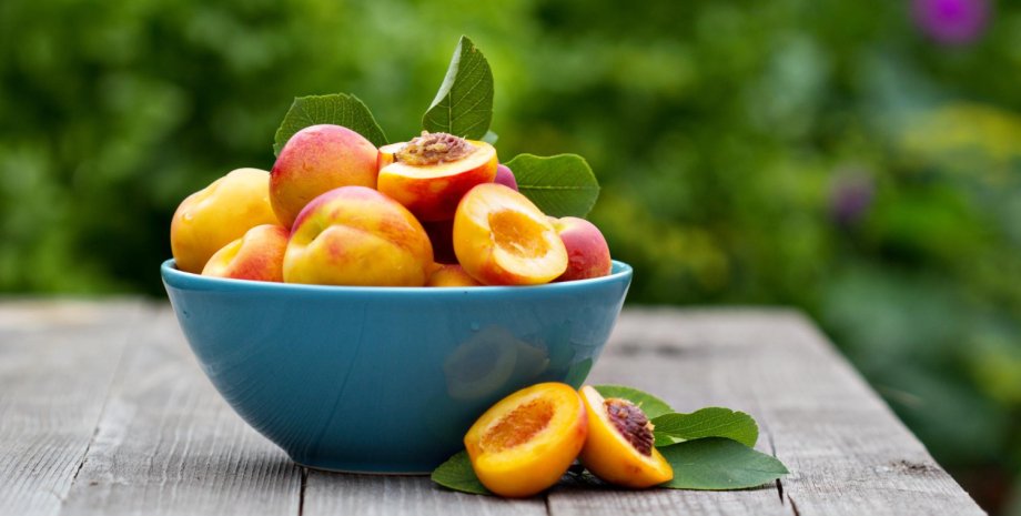 Часточки нектаринів у тарілці Нектарини в тарілці