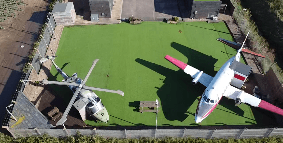 Колишня військова база ВПС, Королівські ВПС, готель Airbnbs, химерний готель, туристи, ніч у гелікоптері, переночувати в танку, купив фермер