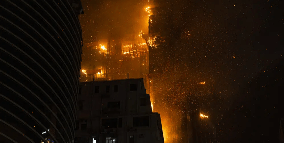 Пожар в Гонконге, горит небоскреб, горит небоскреб, пожар Гонконг, пожар Китай, горит дом Гонконг, горит дом