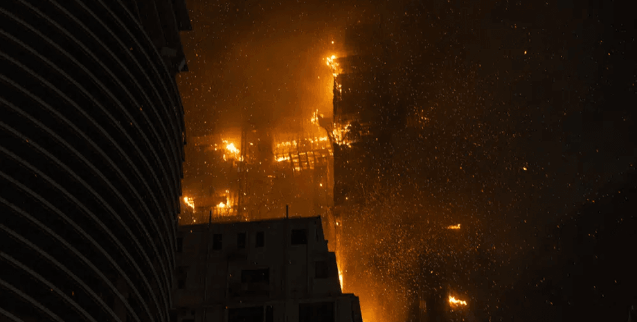 Пожар в Гонконге, горит небоскреб, горит небоскреб, пожар Гонконг, пожар Китай, горит дом Гонконг, горит дом