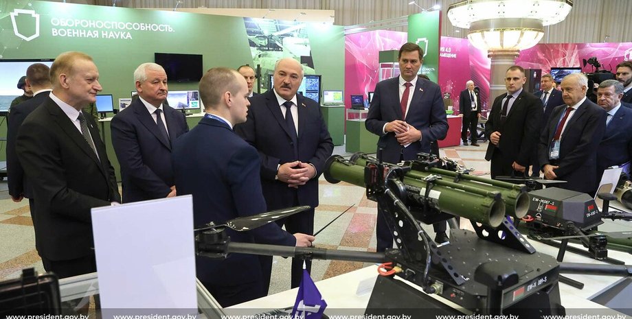 Александр Лукашенко на выставке в Минске