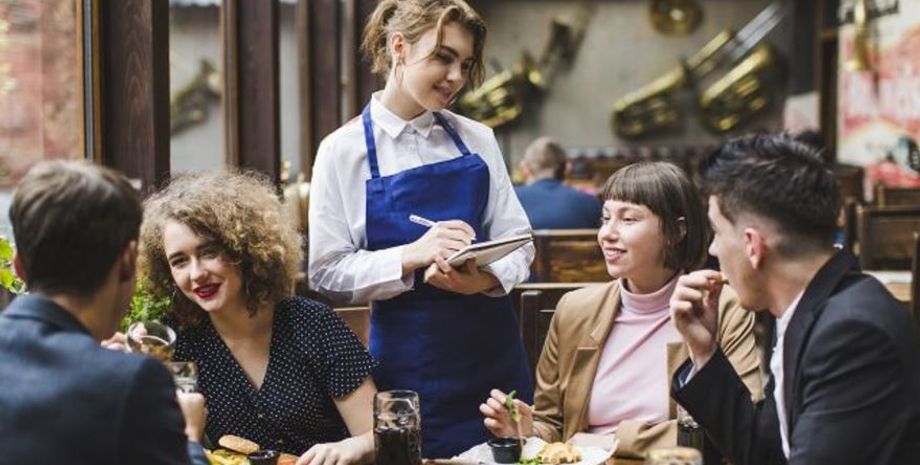 Семья в кафе разыграла мужчину, официантка забрала у клиента поднос с едой, его реакция неповторима