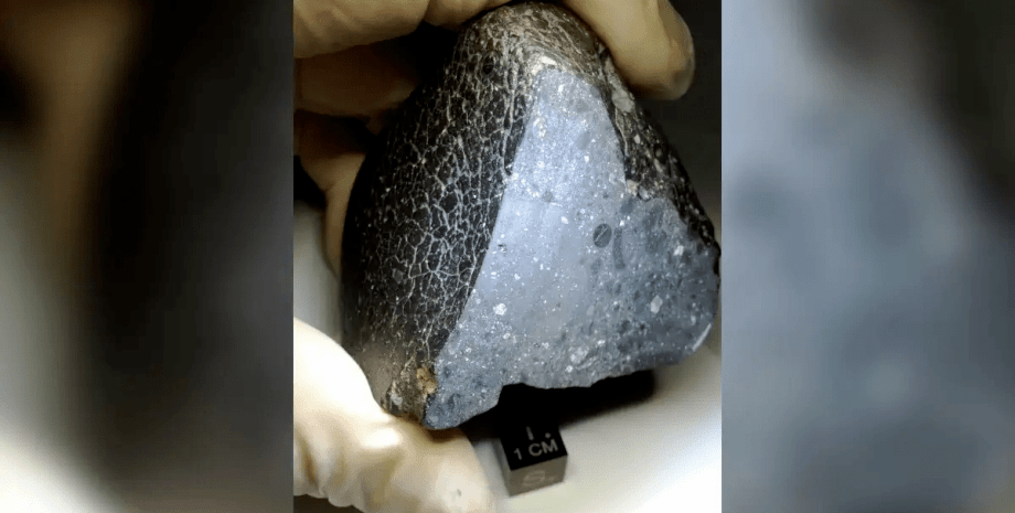 фрагмент метеорита, рука, перчатка, фото