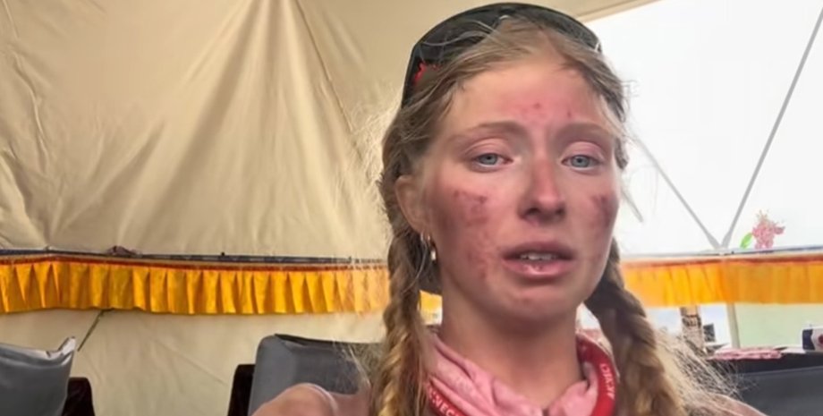 Намети альпіністів біля підніжжя Евересту на тлі засніжених гір